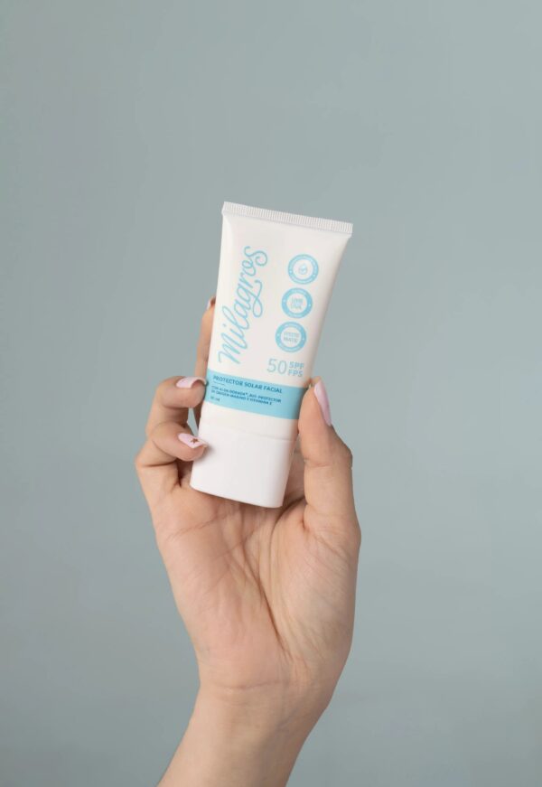 Protector Solar Facial sin Color - Image 2